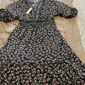 Beautiful floral Max Studio navy blue dress in size Large